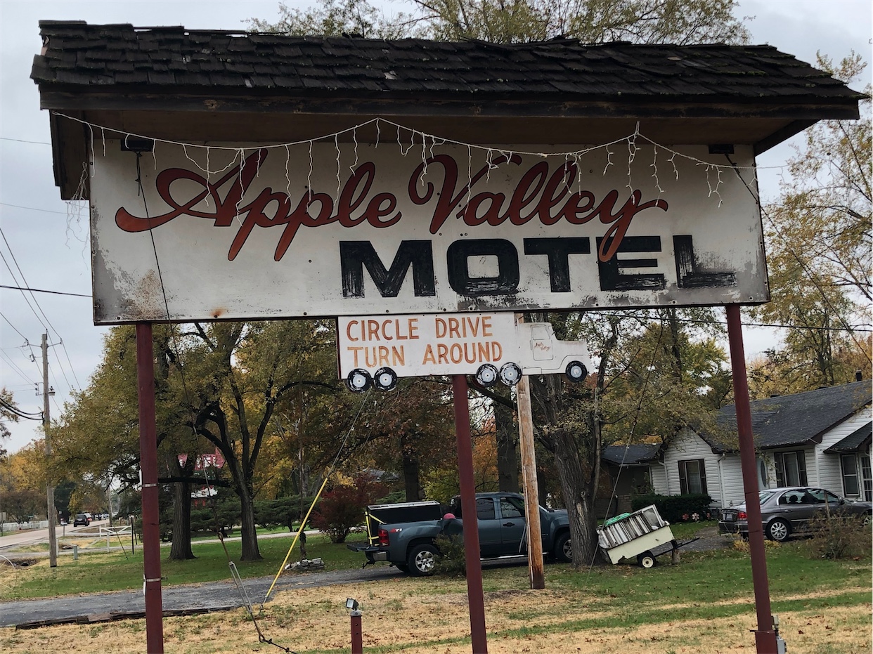 Apple Valey Motel Sign