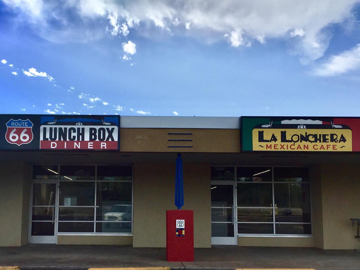 The Lunchbox Cafe / La Lonchera